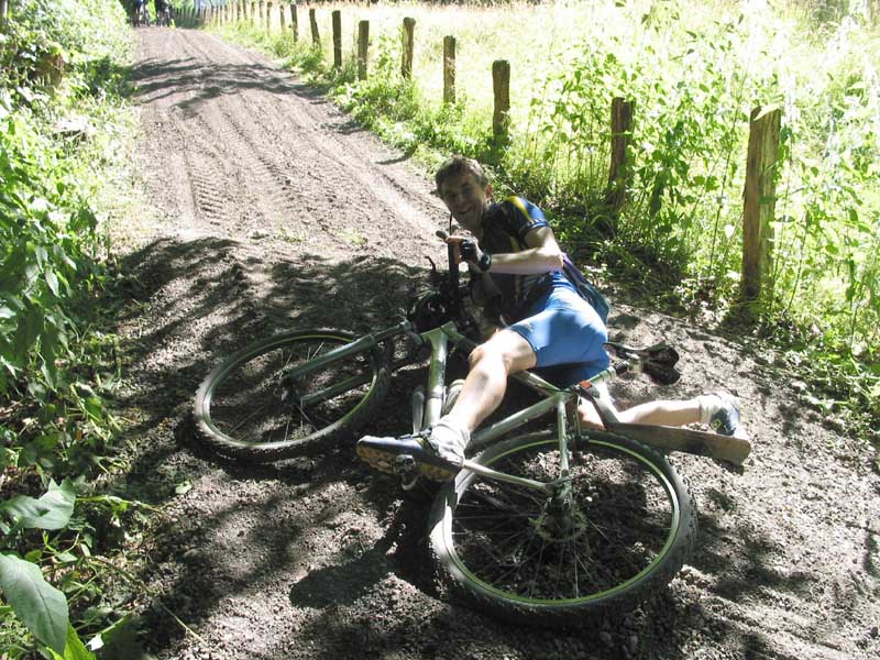 08_Toni_beim_Absteigen_vom_Bike