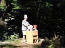 39 Gerard schuetzt sich vor der Sonne
