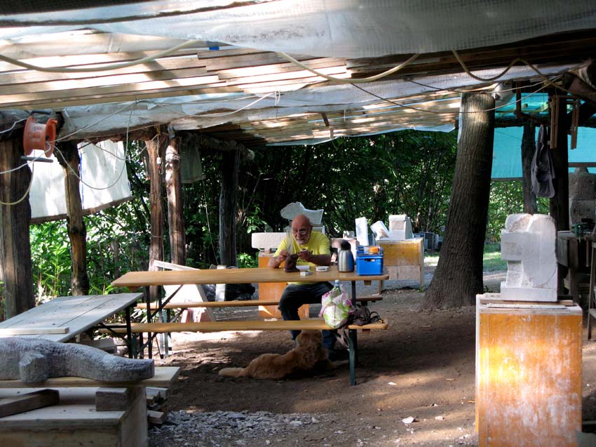08 der Kuenstler studiert das naechste Projekt