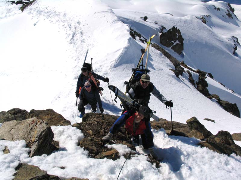 47_Skis_auf_dem_Rucksack