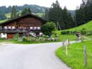 02_Vorbei_an_wunderschoenen_Chalets
