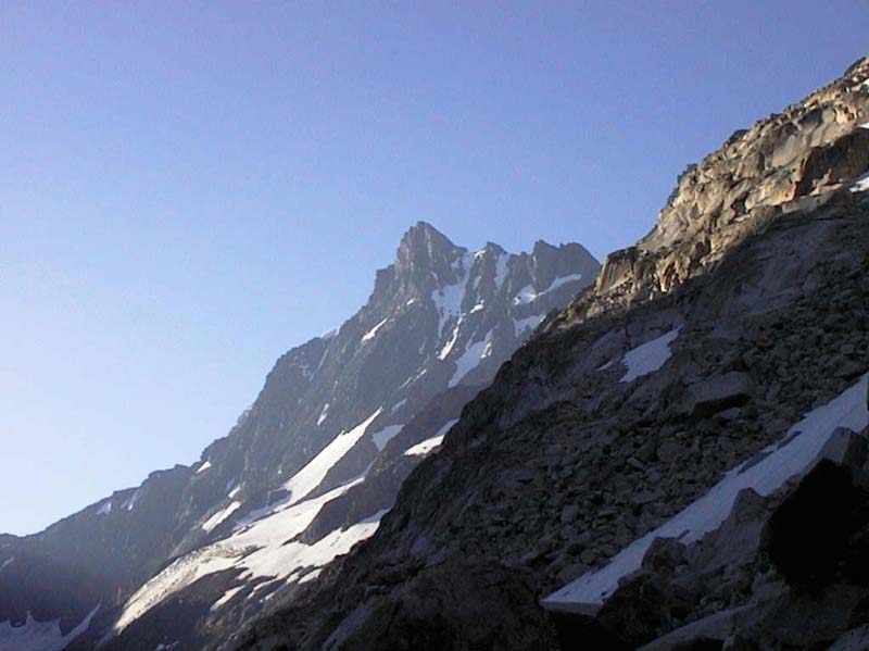 24 im Hintergrund das Lauteraarhorn