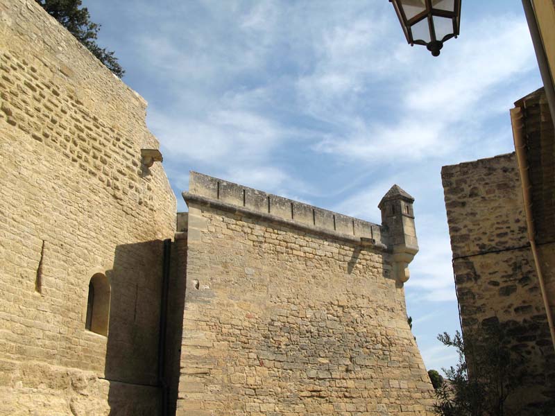 17 Schlossmauern von Ansouis