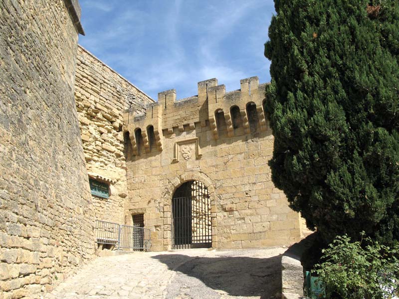 18 Eingang zum Schloss Ansouis