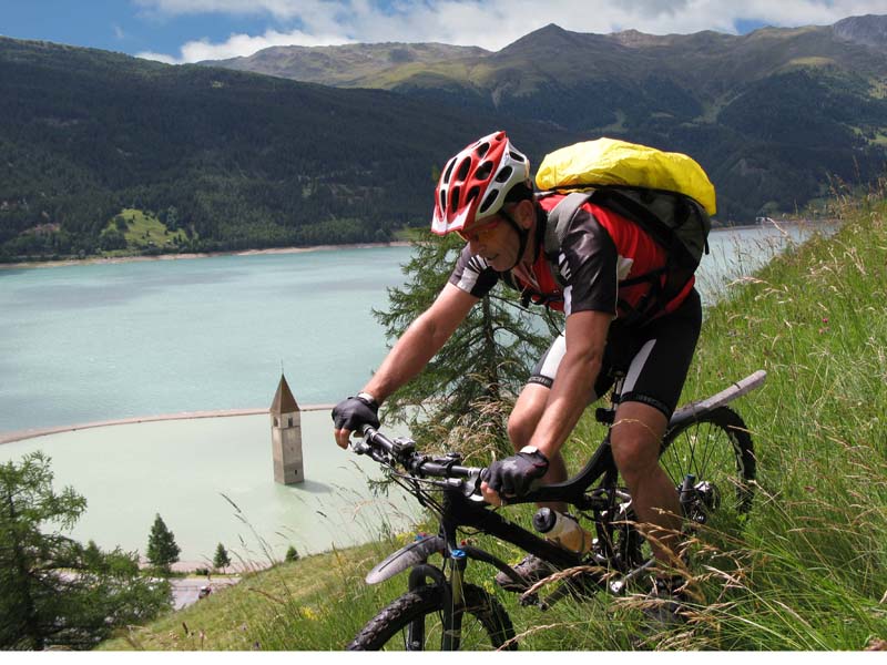37 dr Uersu und der Turm im Reschensee