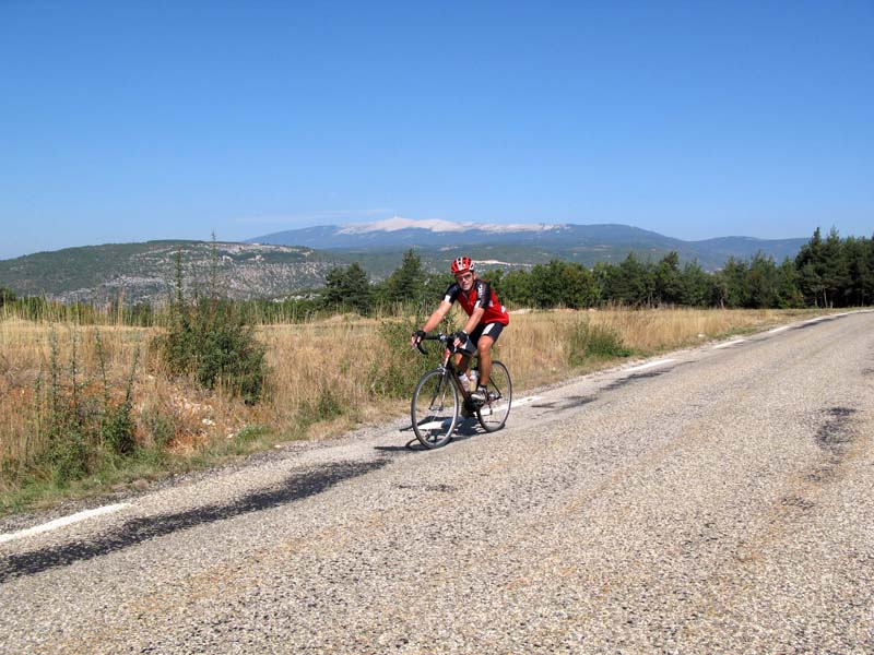 73 vor Sault im Hintergrund der Mont Ventoux