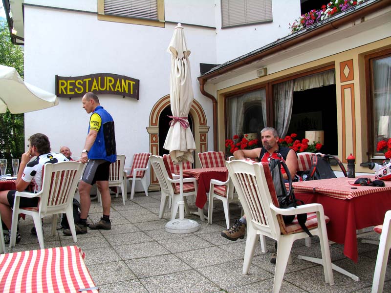 252_warten_aufs_Bier_und_aufs_Nachtessen