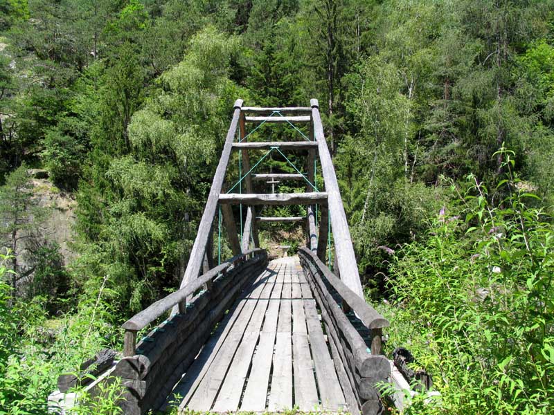 003_interessante_Holzbruecke