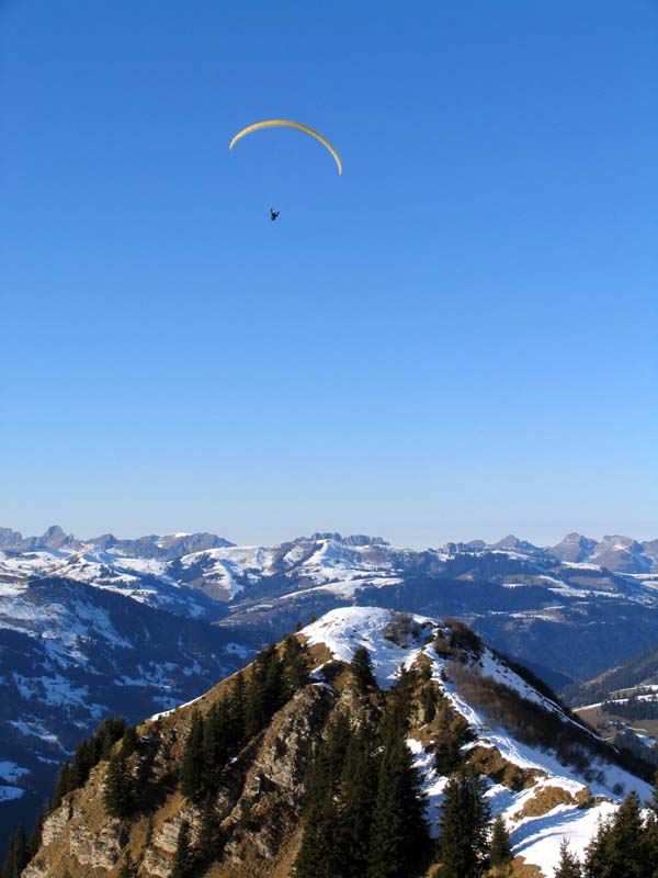 28 Gleitschirmflieger ueber dem Schatthorn