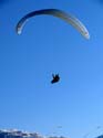 16 ein Gleitschirmflieger ueber dem Schatthorn