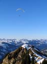 28 Gleitschirmflieger ueber dem Schatthorn