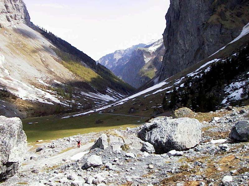 01_ein_langer_Weg_zu_Fuss