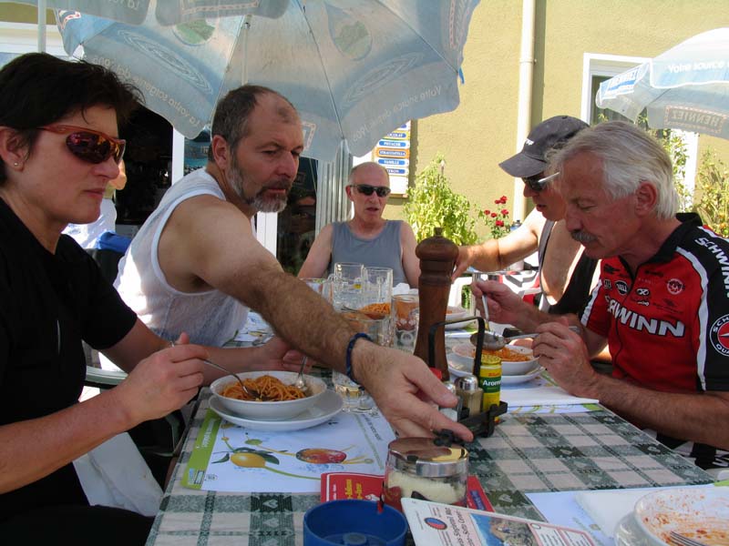 35 Mittagessen in Novaggio