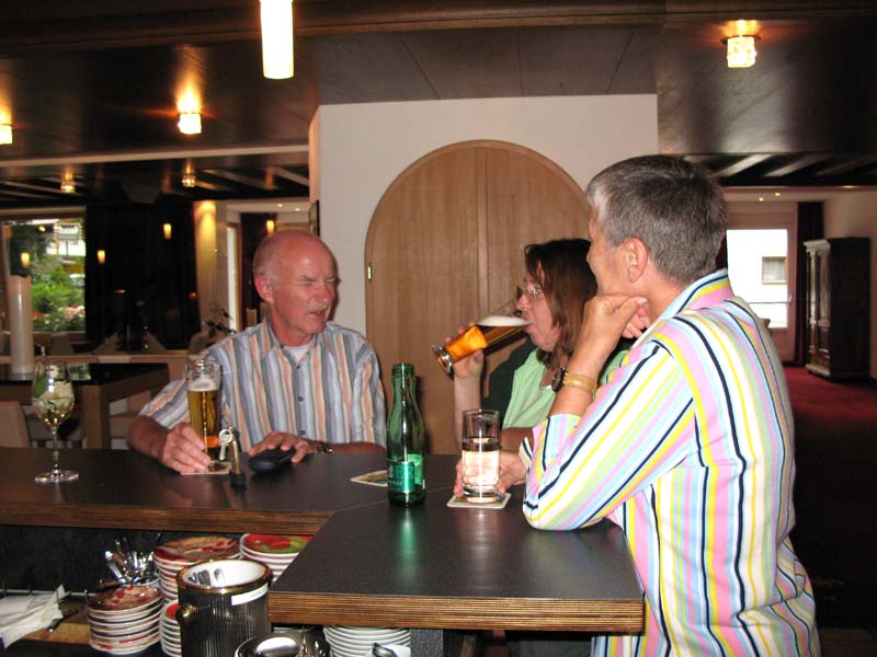 47 Apero an der Hotelbar