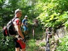 04 die zwei bewundern das Bike vom tourenleiter
