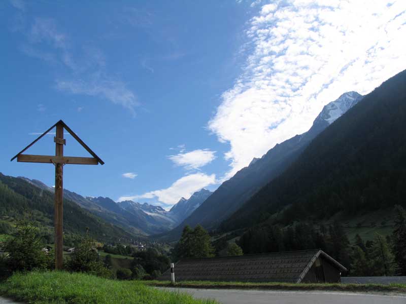 02_im_Hintergrund_die_Loetschenluecke