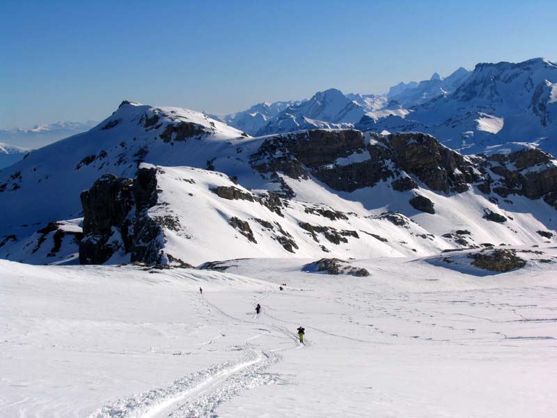 12 auf dem Wildhorngletscher im Hintergrund Schnidehorn